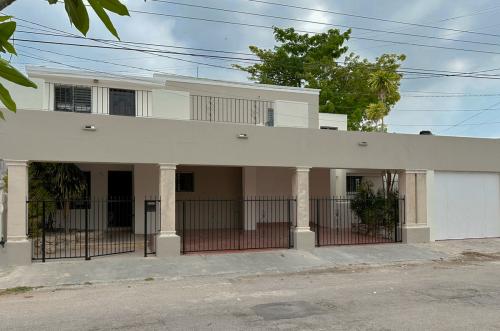 1528-43655-Venta-de-casa-con-alberca-para-remodelar-en-Pensiones-Merida-Yucatan_(2).jpg