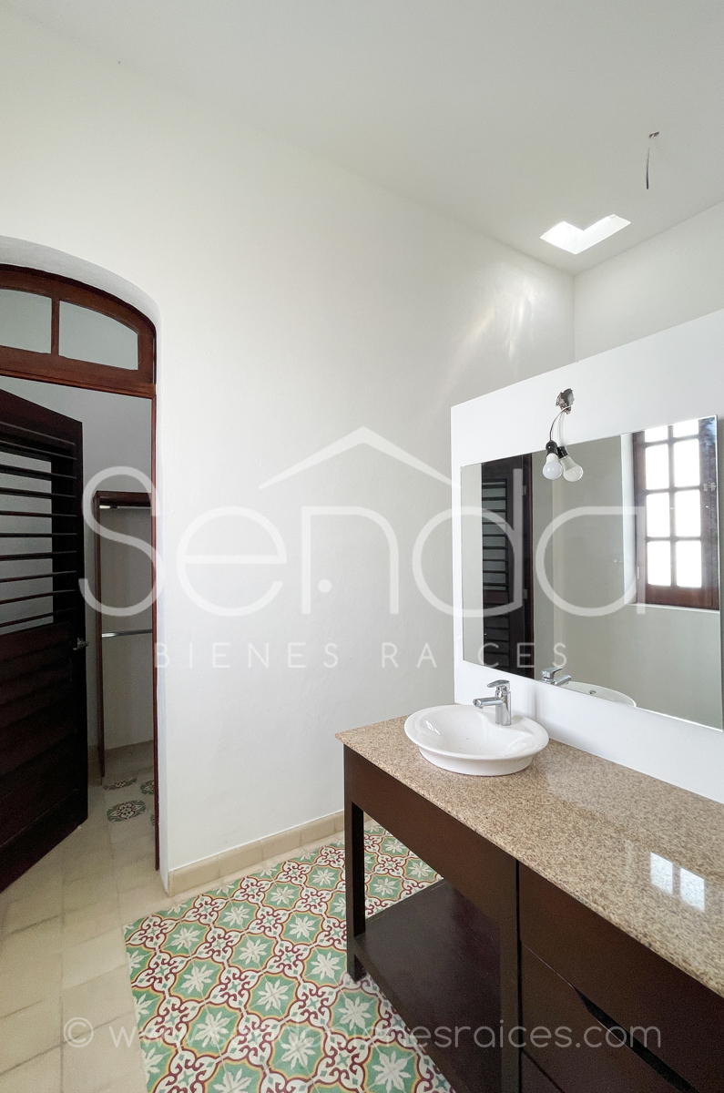 1355-38900-Casa-en-venta-Centro-Historico-Merida-calle-62-de-5-habitaciones-27.jpg