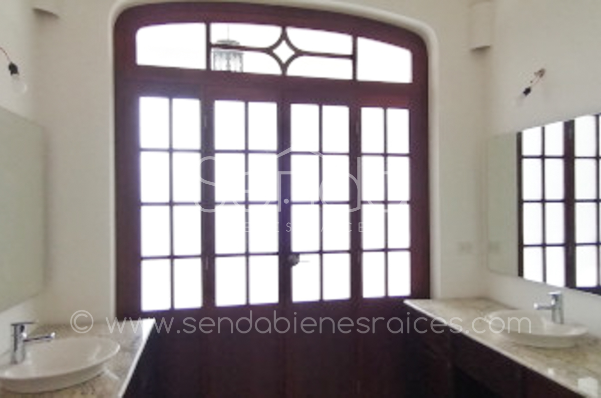 1355-38930-Casa-en-venta-Centro-Historico-Merida-calle-62-de-5-habitaciones-57.jpg