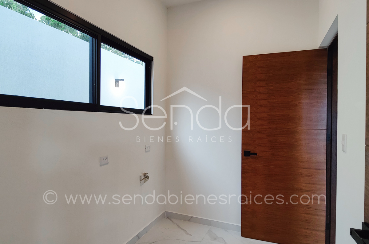 902-39609-Casa-en-Venta-en-la-privada-Nortemerida-con-4-habitaciones-y-alberca-13.jpg