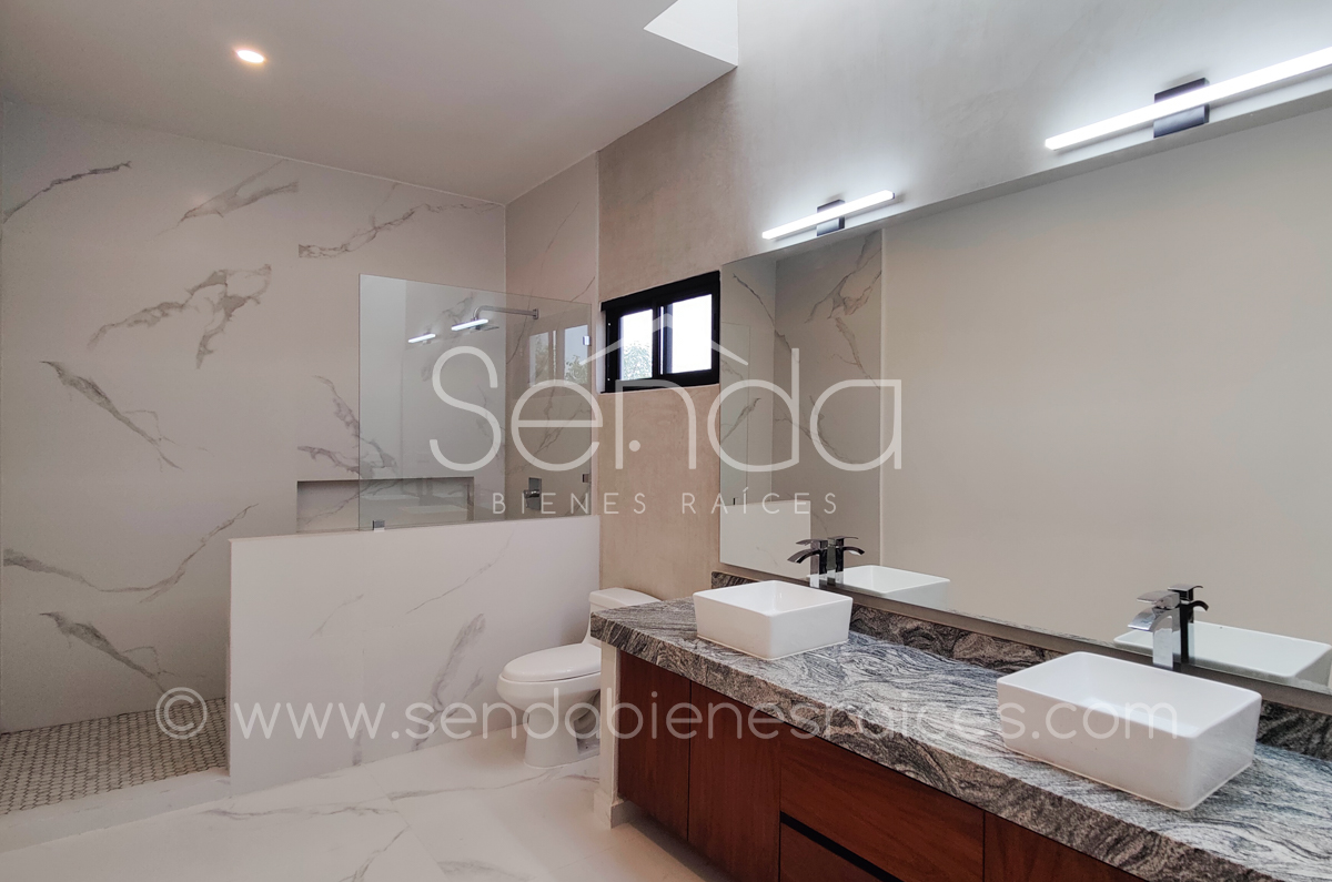 902-39642-Casa-en-Venta-en-la-privada-Nortemerida-con-4-habitaciones-y-alberca-46.jpg