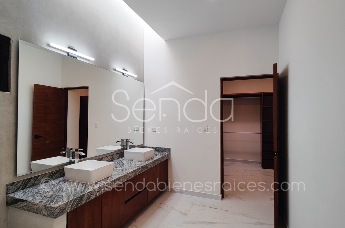 902-39643-Casa-en-Venta-en-la-privada-Nortemerida-con-4-habitaciones-y-alberca-47.jpg