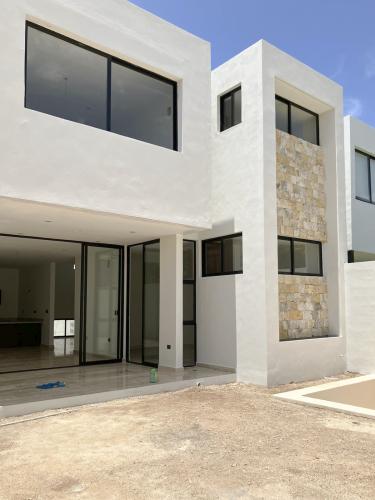 1076-50697-Casa-en-venta-en-privada-Margaritas-Cholul-Merida-de-4-habitaciones-con-alberca_(1).jpg