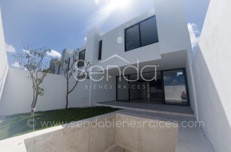 Townhouse en venta en Xcanatun Merida de 2 plantas y 2 recamaras
