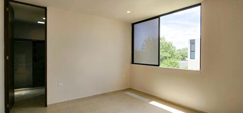 1252-44900-Casa-en-venta-en-Cholul-Merida-con-recamara-en-planta_baja-y-alberca_(4).jpg