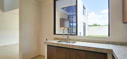 1252-44907-Casa-en-venta-en-Cholul-Merida-con-recamara-en-planta_baja-y-alberca_(11).jpg