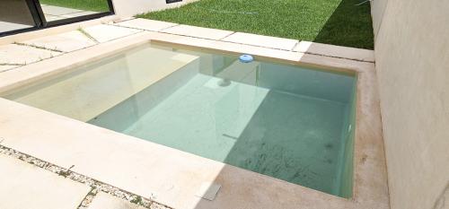 1252-44914-Casa-en-venta-en-Cholul-Merida-con-recamara-en-planta_baja-y-alberca_(18).jpg