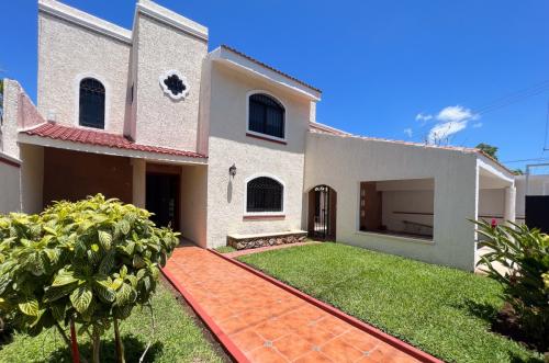 1262-37836-Casa-en-renta-en-Benito-Juarez-Norte-Merida-esquina-con-3-recamaras-y-alberca-4.jpg