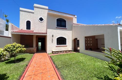1262-37837-Casa-en-renta-en-Benito-Juarez-Norte-Merida-esquina-con-3-recamaras-y-alberca-3.jpg