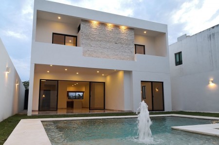 Casa en Venta en la privada Nortemerida con 4 habitaciones y alberca