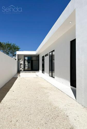 1672-47611-Casa-en-venta-en-Cholul-Merida-de-un-piso-con-alberca_(1).jpg