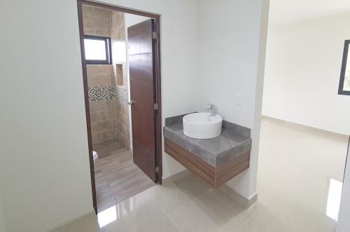 1720-48034-Casas-en-venta-en-el-Conkal-Merida-2-plantas-y-recamara-en-planta-baja_(17).jpg