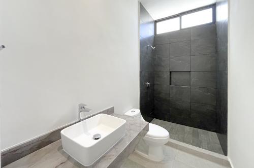 1739-48819-Casa-en-venta-en-Cholul-Merida-Privada-Morera-3-recamaras-y-alberca_(28).jpg