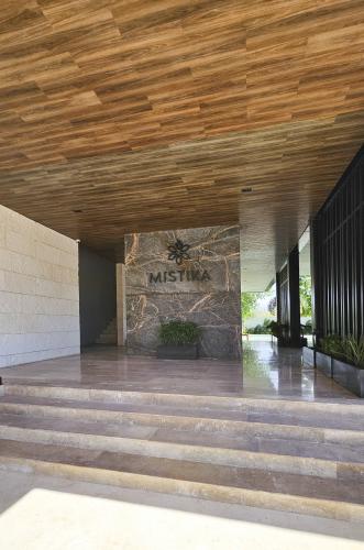 1749-48769-Terreno-en-venta-en-privada-residencial-Mistika-en-la-zona-Country-de-Merida_(15).jpg