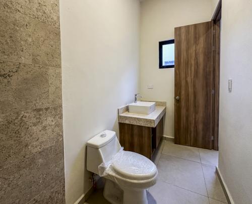 1806-52769-Casa-en-venta-de-un-piso-con-2-habitaciones-y-alberca-en-Naia-Residencial-Conkal_(24).jpg
