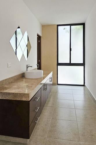 1936-54685-Casa-en-Venta-en-Real-Montejo-Mérida-con-cochera-techada-3-recámaras-y-alberca_(32).jpg