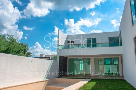 Casa en venta  de 4 habitaciones con piscina grande en San Diego Cutz Conkal