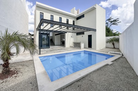 Casa In en venta de 4 habitaciones con alberca en Conkal al norte de Merida