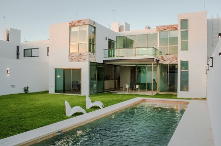 Hermosa casa en renta, equipada y amueblada, con piscina grande y jardín enorme