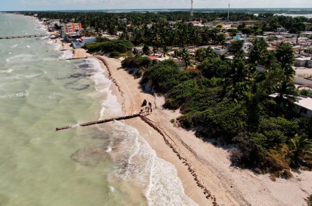 Casa nueva en venta en la Playa de Chuburná Puerto, Yucatán, con Beach Club.